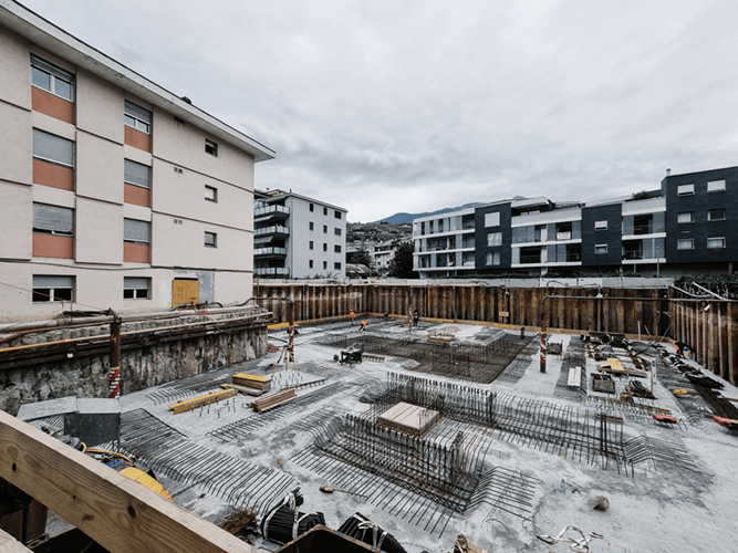 Un chantier urbain en construction, les fondations étant en train d'être creusées.